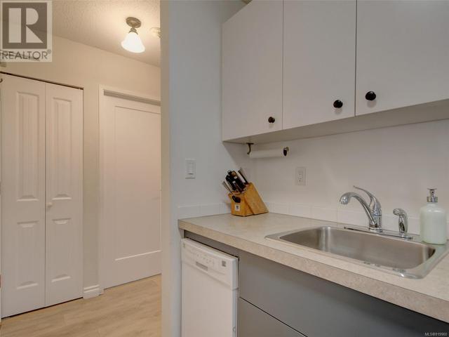 105 - 3277 Glasgow Ave, Condo with 1 bedrooms, 1 bathrooms and 1 parking in Saanich BC | Card Image