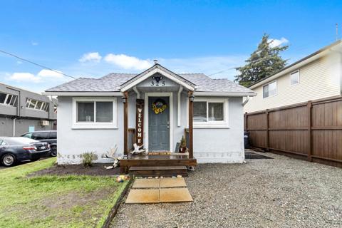 325 Hudson Bay Street, House detached with 3 bedrooms, 1 bathrooms and null parking in Hope BC | Card Image