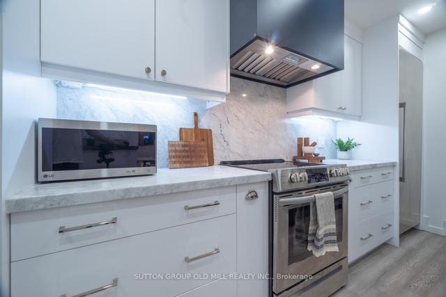 122 Gamble Ave, House semidetached with 3 bedrooms, 3 bathrooms and 3 parking in Toronto ON | Image 3