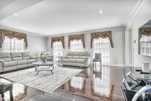 23 Morris Crt, House detached with 9 bedrooms, 8 bathrooms and 13 parking in Brampton ON | Image 7
