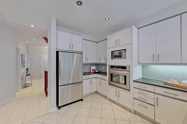 98 Theobalds Circ, House detached with 4 bedrooms, 5 bathrooms and 6 parking in Richmond Hill ON | Image 3