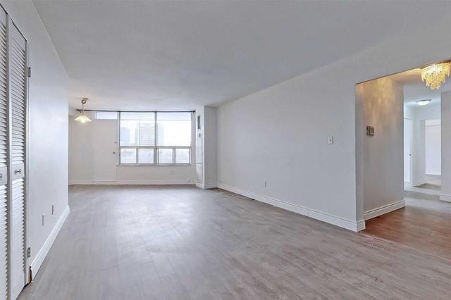919 - 10 Edgecliff Gfwy, Condo with 3 bedrooms, 2 bathrooms and 1 parking in Toronto ON | Image 1