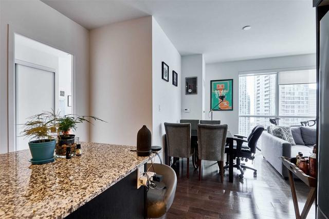 1802 - 1 The Esplanade Dr, Condo with 2 bedrooms, 2 bathrooms and 1 parking in Toronto ON | Image 17