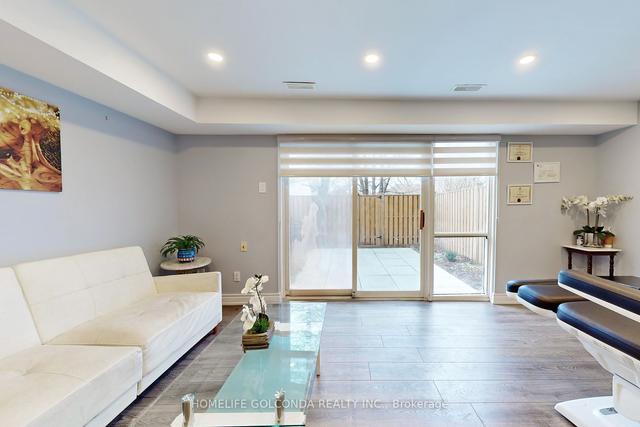 31 Jenny Wrenway, Townhouse with 3 bedrooms, 2 bathrooms and 2 parking in Toronto ON | Image 3