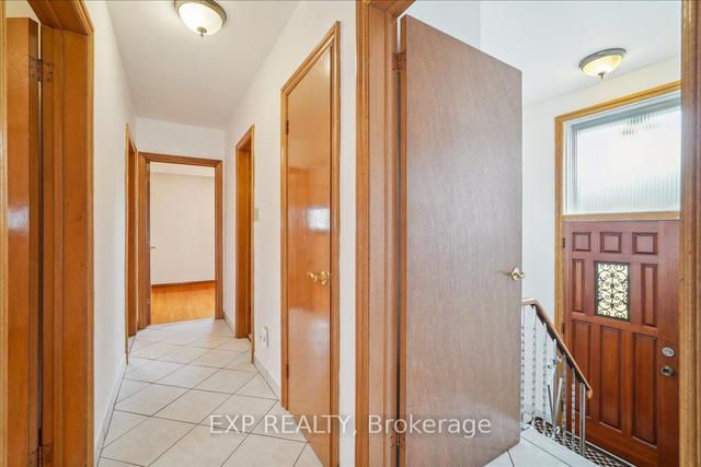 32 Killamarsh Dr, House detached with 3 bedrooms, 2 bathrooms and 3 parking in Toronto ON | Image 3