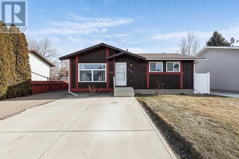980 Ross Glen Drive Se, House detached with 5 bedrooms, 2 bathrooms and 4 parking in Medicine Hat AB | Card Image