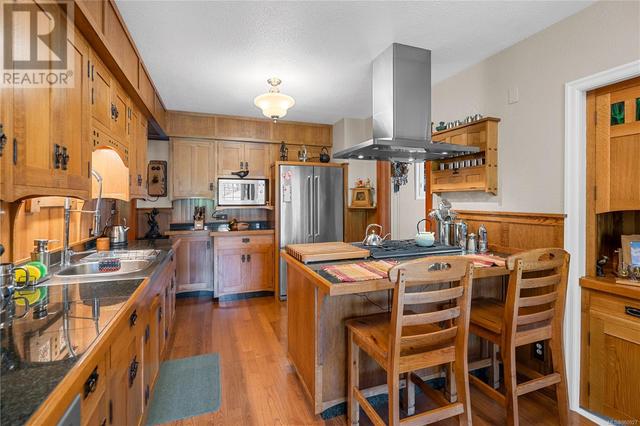 2834 Inlet Ave, House detached with 4 bedrooms, 1 bathrooms and 2 parking in Saanich BC | Image 4