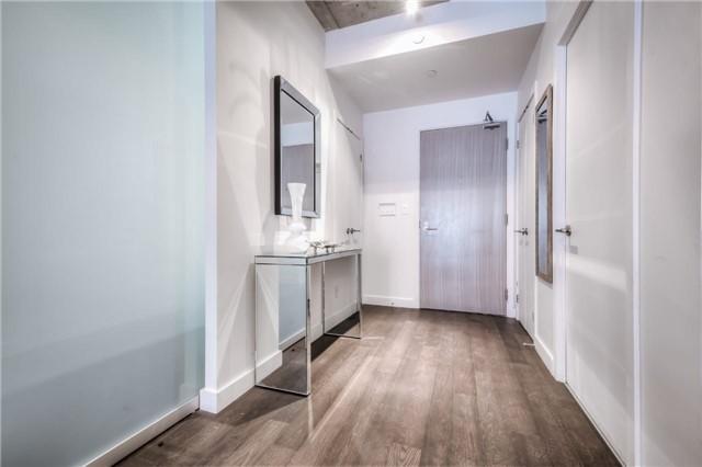 717 - 111 Bathurst St, Condo with 2 bedrooms, 1 bathrooms and null parking in Toronto ON | Image 2