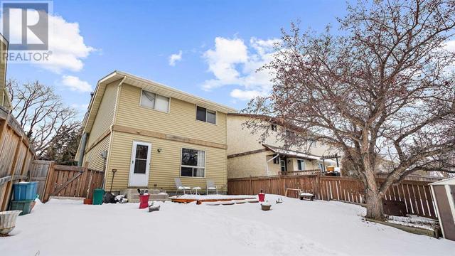 300 Berwick Drive Nw, House detached with 4 bedrooms, 1 bathrooms and 1 parking in Calgary AB | Image 35