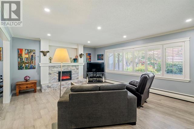 763 Helvetia Cres, House detached with 4 bedrooms, 3 bathrooms and 4 parking in Saanich BC | Image 4