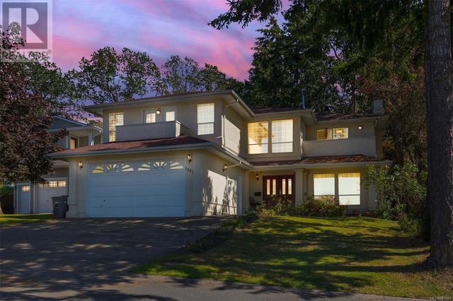 1401 Ireland Crt, House detached with 6 bedrooms, 4 bathrooms and 4 parking in Saanich BC | Card Image
