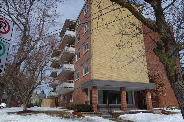 104 - 14 Norris Pl, Condo with 1 bedrooms, 1 bathrooms and 1 parking in St. Catharines ON | Image 1