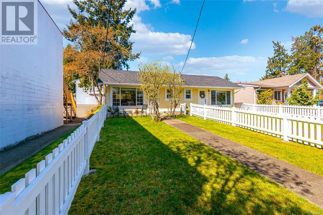 693/695 Primrose Rd, House detached with 2 bedrooms, 2 bathrooms and 2 parking in Qualicum Beach BC | Image 12