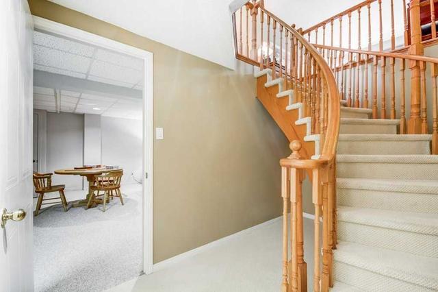 29 Valley Cres, House detached with 4 bedrooms, 3 bathrooms and 4 parking in Aurora ON | Image 18