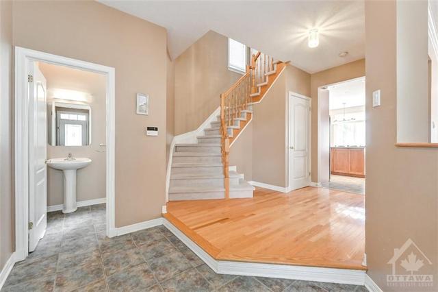 19 Craighall Circle, House detached with 3 bedrooms, 3 bathrooms and 4 parking in Ottawa ON | Image 4