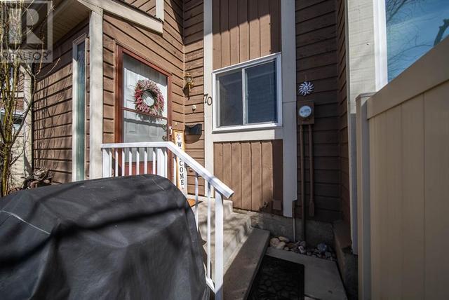 70, - 14736 Deerfield Drive Se, House attached with 2 bedrooms, 1 bathrooms and 2 parking in Calgary AB | Image 2