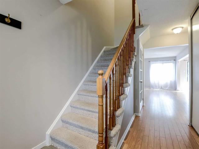 18 Farnham Dr, Townhouse with 3 bedrooms, 2 bathrooms and 2 parking in Brampton ON | Image 3