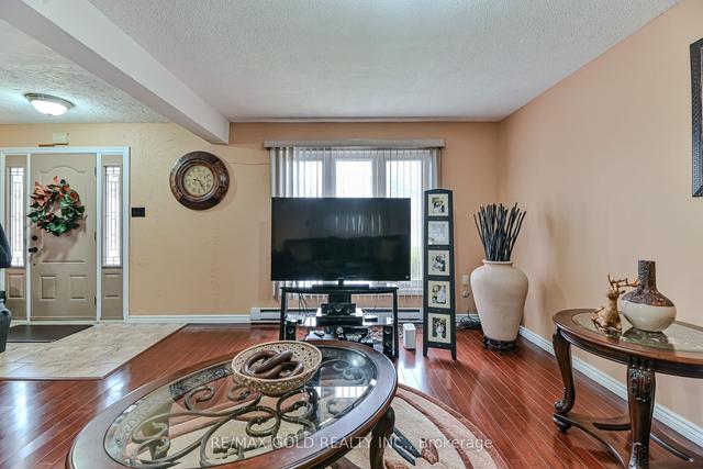 21 Hapsburg Sq, House detached with 3 bedrooms, 2 bathrooms and 4 parking in Brampton ON | Image 2