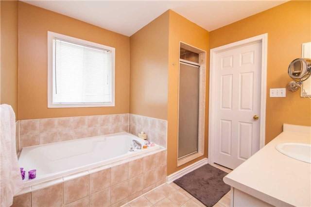 12 Milkweed Cres, House detached with 3 bedrooms, 3 bathrooms and 4 parking in Brampton ON | Image 12