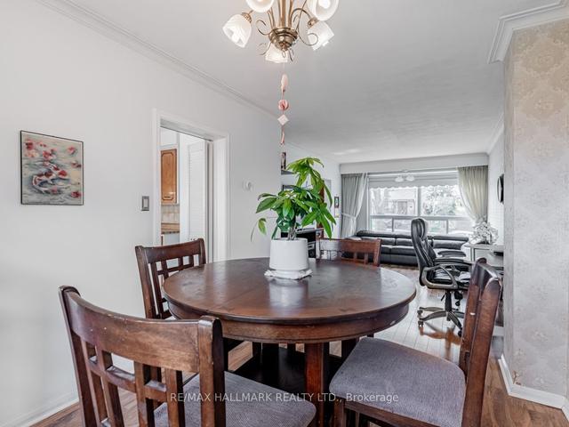 17 Windhill Cres, House semidetached with 3 bedrooms, 2 bathrooms and 4 parking in Toronto ON | Image 2