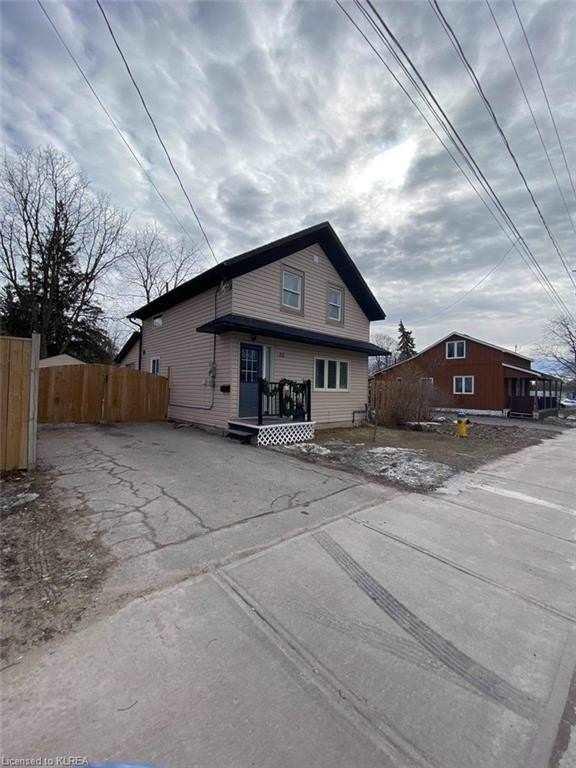 83 Queen St, House detached with 3 bedrooms, 2 bathrooms and 4 parking in Kawartha Lakes ON | Image 1