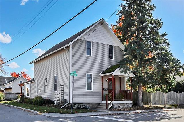 142 Santiago Street, House detached with 3 bedrooms, 1 bathrooms and 2 parking in Carleton Place ON | Card Image