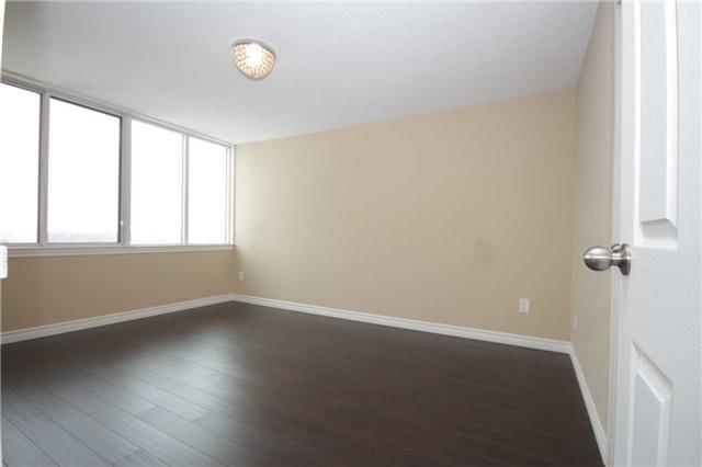 802 - 1300 Mississauga Valley Blvd, Condo with 3 bedrooms, 2 bathrooms and 1 parking in Mississauga ON | Image 5