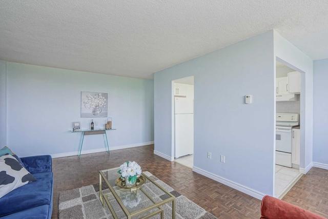 809 - 530 Lolita Gdns, Condo with 3 bedrooms, 1 bathrooms and 1 parking in Mississauga ON | Image 2