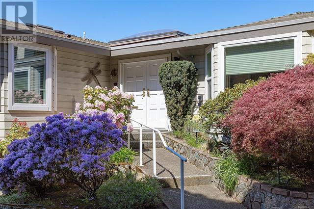 808 - 2829 Arbutus Rd, House attached with 3 bedrooms, 3 bathrooms and 2 parking in Saanich BC | Image 5