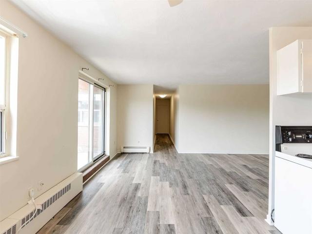 319 - 485 Thorold Rd, Condo with 2 bedrooms, 1 bathrooms and 1 parking in Welland ON | Image 2