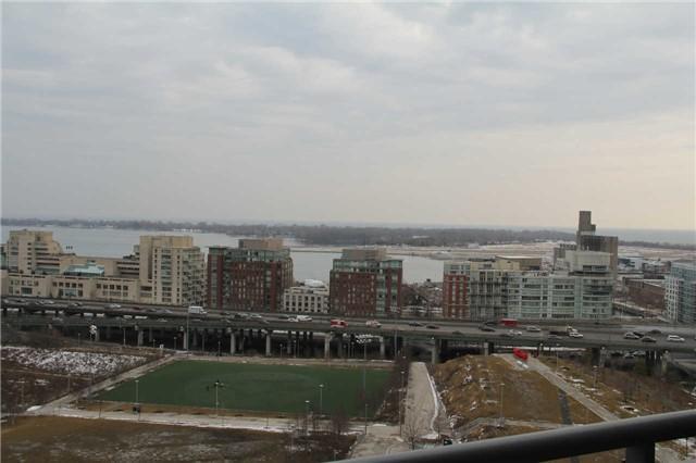 1806 - 21 Iceboat Terr, Condo with 2 bedrooms, 2 bathrooms and 1 parking in Toronto ON | Image 3