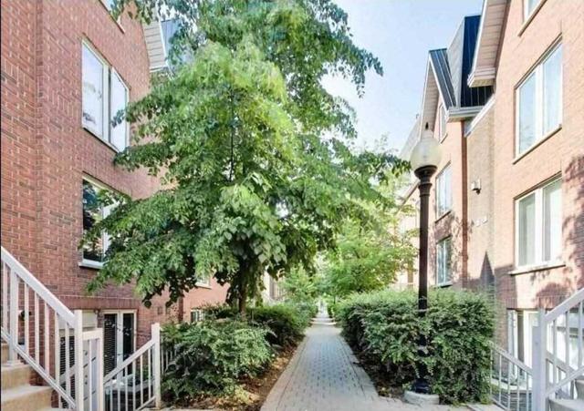 425 - 12 Douro St, Townhouse with 2 bedrooms, 1 bathrooms and 1 parking in Toronto ON | Image 1