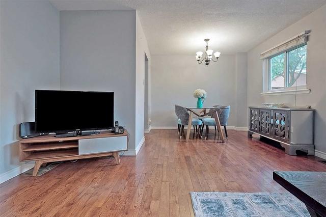 79 Porterfield Cres, Townhouse with 4 bedrooms, 2 bathrooms and 2 parking in Markham ON | Image 2
