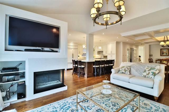 5645 Wells Pl, House detached with 4 bedrooms, 4 bathrooms and 5 parking in Mississauga ON | Image 2