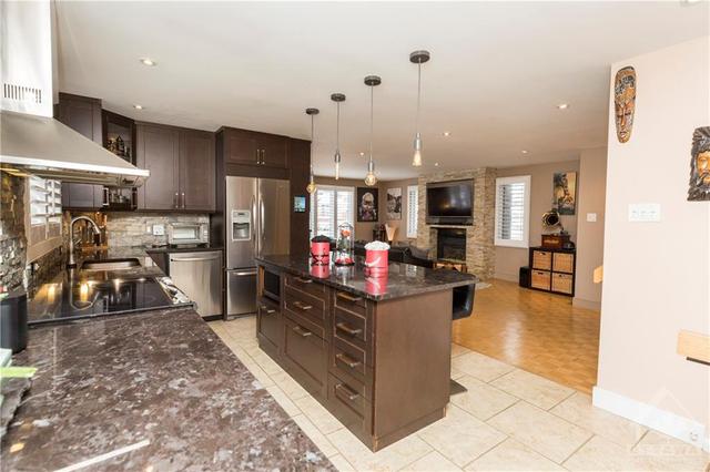 16 Elmbank Crescent, House detached with 3 bedrooms, 2 bathrooms and 6 parking in Ottawa ON | Image 11