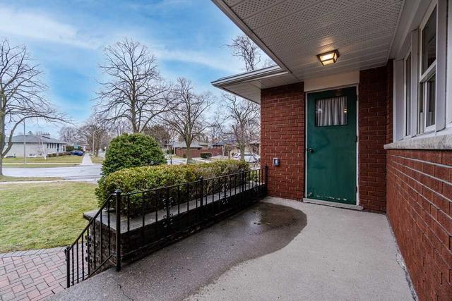20 Brook Tree Cres, House detached with 3 bedrooms, 2 bathrooms and 3 parking in Toronto ON | Image 34