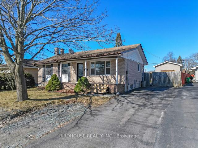 136 Herbert St, House detached with 2 bedrooms, 2 bathrooms and 6 parking in Peterborough ON | Image 1