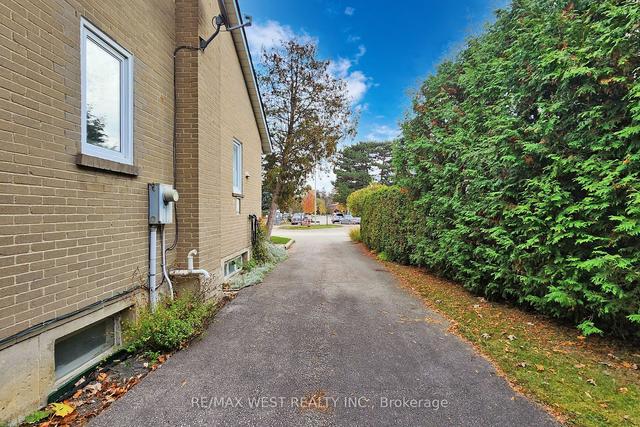 20 Fordham Pl, House detached with 3 bedrooms, 2 bathrooms and 5 parking in Toronto ON | Image 25
