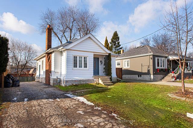 92 Sandown Ave, House detached with 3 bedrooms, 2 bathrooms and 3 parking in Toronto ON | Image 12
