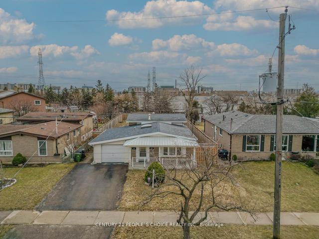 11 Checker Crt, House detached with 3 bedrooms, 2 bathrooms and 4 parking in Toronto ON | Image 32