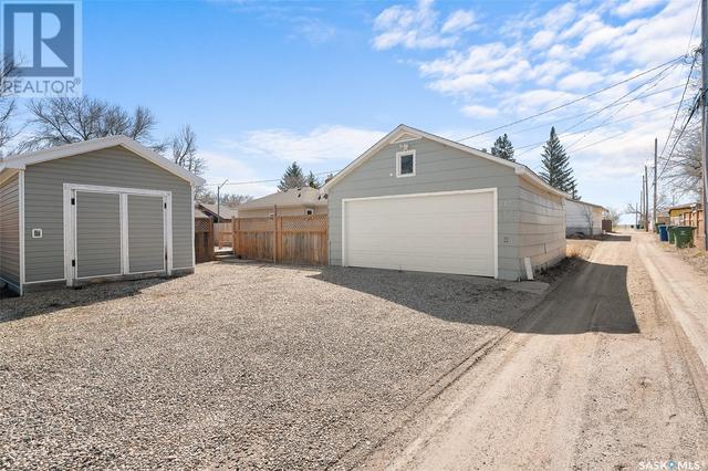 712 Main Street S, House detached with 2 bedrooms, 2 bathrooms and null parking in Moose Jaw SK | Image 3