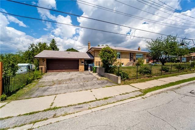 80 Crocus Dr, House detached with 3 bedrooms, 2 bathrooms and 4 parking in Toronto ON | Image 2