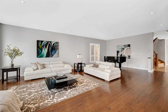 114 Melbourne Dr, House detached with 4 bedrooms, 5 bathrooms and 6 parking in Richmond Hill ON | Image 2