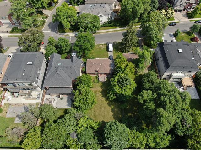 134 Upper Canada Dr, House detached with 2 bedrooms, 1 bathrooms and 4 parking in Toronto ON | Image 4