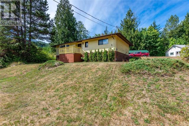 1739 Hern Rd, House detached with 4 bedrooms, 2 bathrooms and 3 parking in Strathcona A BC | Image 35