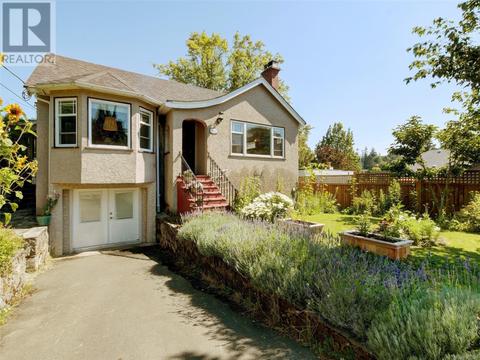 2811 Austin Ave, House detached with 3 bedrooms, 2 bathrooms and 3 parking in Saanich BC | Card Image