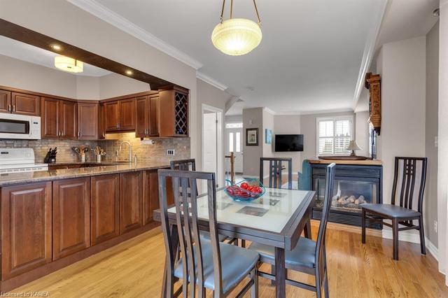33 Yonge Street, House semidetached with 2 bedrooms, 3 bathrooms and 4 parking in Kingston ON | Image 2