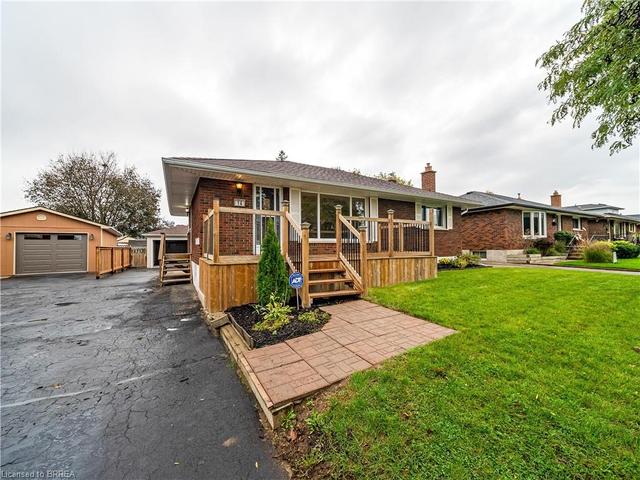 14 Pembroke Avenue, House detached with 3 bedrooms, 2 bathrooms and 4 parking in Brantford ON | Image 2