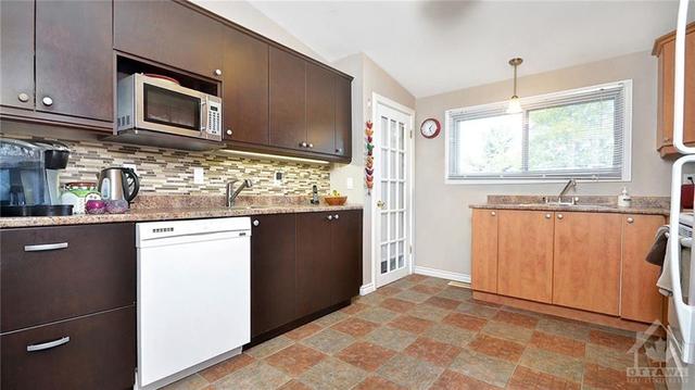 714 Pleasant Park Road, House detached with 3 bedrooms, 2 bathrooms and 3 parking in Ottawa ON | Image 2
