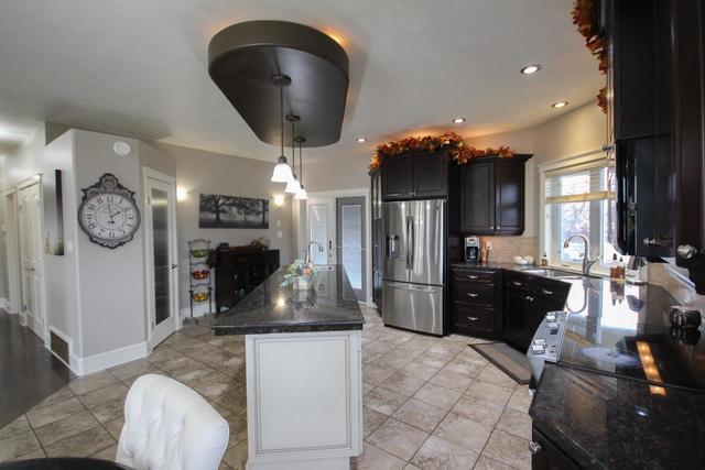 1817 88 Avenue, House detached with 5 bedrooms, 3 bathrooms and 2 parking in Dawson Creek BC | Image 5